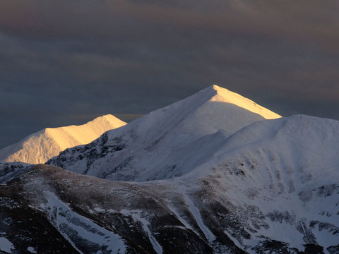 Zachodzące słońce w g&oacute;rach