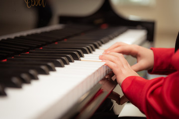 Obraz premium child playing the piano