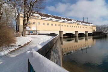 Das Oberföhringer Wehr spiegelt sich im Winter in der Isar, München