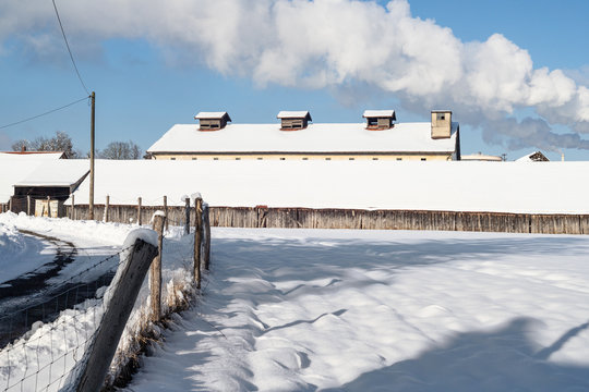 Alte ziegelei in Oberf&ouml;hring von Schnee bedeckt vor blauem Himmel, M&uuml;nchen