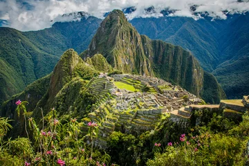 Crédence en verre imprimé Machu Picchu Vue célèbre de la ville de Machu Picchu en fleurs roses, Pérou