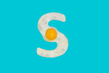 Fried egg in the shape of the letter S
