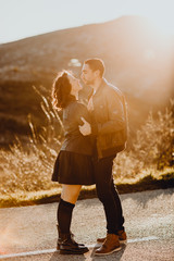 Couple d'amoureux au coucher du soleil 