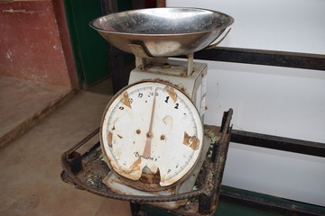 モザンビークの市場にある秤