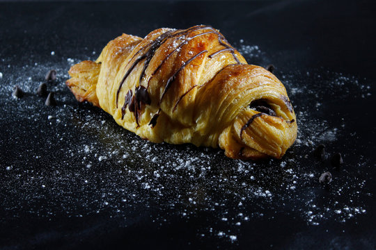 Croissant de chocolate com a&ccedil;ucar