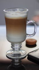 capuchino y celular 2