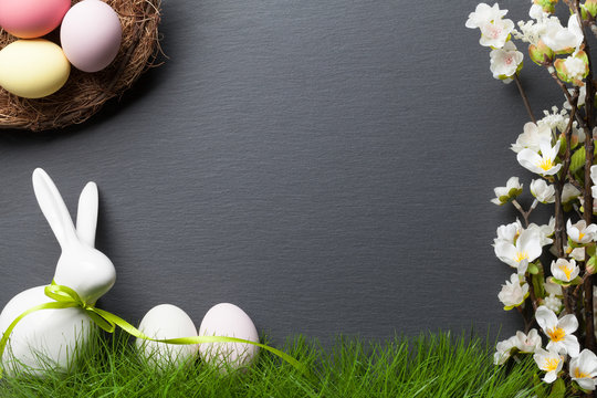 Frohe Ostern Hintergrund mit Osterhase, bunten Ostereiern und Osternest  Photos | Adobe Stock
