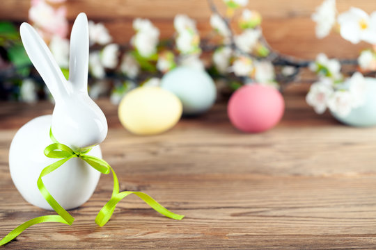 Frohe Ostern Osterhase und bunte Ostereier Dekoration