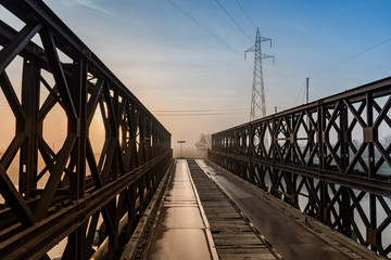 ponte di ferro con traliccio sullo sfondo