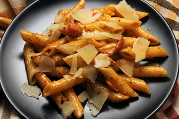 Penne al pesto siciliano ft7106_1558 con scaglie di formaggio Grana Cucina italiana