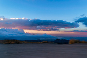 Fototapeta premium Piękny panoramiczny zachód słońca