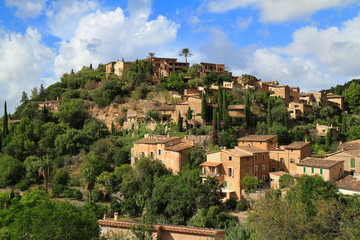 Fototapeta premium Panoramic view of the mediterranean village of Deja in Mallorca, Spain