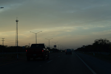 Atardecer en carretera