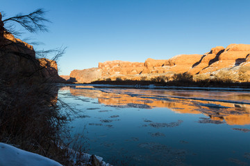 Fototapeta na wymiar Ice in the Colorado River