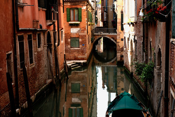 Fototapeta na wymiar Reflections and hidden canals of Venice