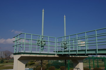 河川敷の水門
