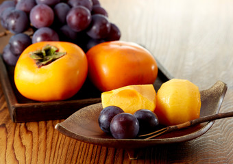 Persimmon and bunch of grapes (刀根柿とピオーネ)