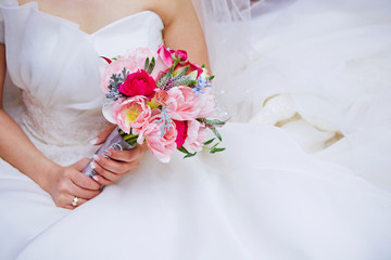 Obraz na płótnie Canvas bride holding wedding bouquet
