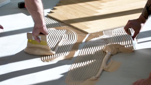       Geb&auml;ude und Architektur > Parkett verlegen in Wohnung bei Renovierung   Parkett verlegen in Wohnung bei Renovierung. Fischgr&auml;t parkett Video 4k