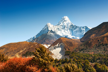 Schöne Aussicht auf den Berg Ama Dablam im herbstlichen Himalaya. Everest-Region, Nepal