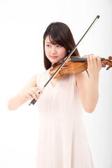 ヴァイオリンを弾く女性