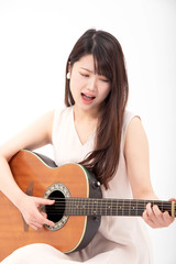 ギターを真剣に弾く女性