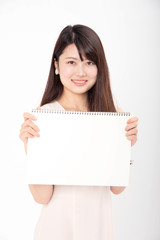 スケッチブックを笑顔で持つ女性