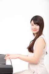 ピアノを笑顔で弾く女性