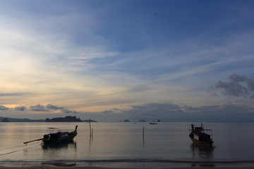 Obraz premium fishing boat at sunset