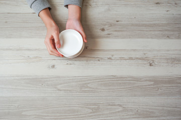 Put a white dish on the table.  テーブルの上に白い皿を置く