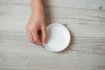 Put a white dish on the table.  テーブルの上に白い皿を置く