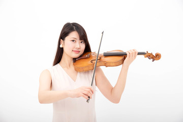 笑顔でヴァイオリンを弾く女性