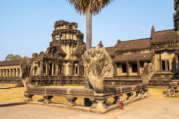 Obraz premium West gate (Gopuram) of Angkor Wat temple with serpent railing
