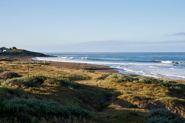 Fototapeta na wymiar shoreline and beach on the california coast as the tide is coming in