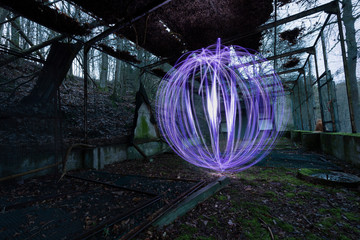 Light Art Painting Lichtkugel in verfallener Vogelvoliere