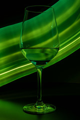 Weinglas mit grüner Rauchfahne