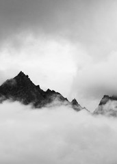 Pasmo górskie Kinner Kailash zerkające przez ciężkie chmury - 253238182