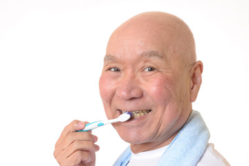歯磨きをしている日本人シニア