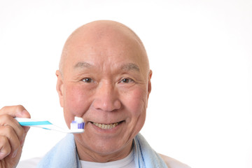 歯磨きをしている日本人シニア