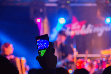 man filming consert with phone infestival