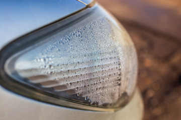Obraz premium Water drops on the headlights from cars