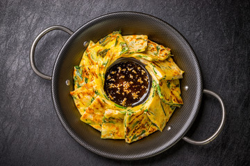 チヂミ　韓国グルメ　アジアのお好み焼き jijim and iron pan Korean food