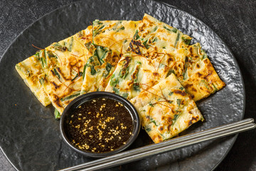 チヂミ　韓国グルメ　アジアのお好み焼き jijim and iron pan Korean food