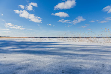 Obraz premium Winter landscape with frozen lake in clear weather