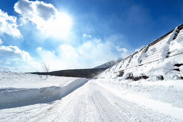【青森八甲田】厳冬期の八甲田山中の道路と防雪柵