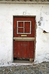 Obraz na płótnie Canvas Vieja puerta de madera de arquitectura tradicional del sur de Portugal.