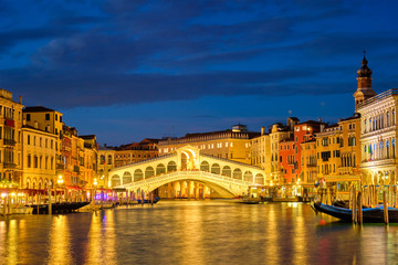 Obraz premium Rialto bridge Ponte di Rialto over Grand Canal at night in Venice, Italy