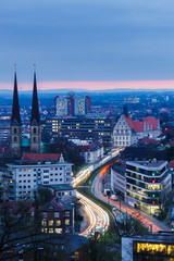 Bielefeld in der blauen Stunde, Aussicht vom Johannisberg, Hochkant, Deutschland