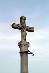 Cruz católica de piedra en Mértola, junto a la iglesia de Nuestra Señora de la Asunción (Nossa Senhora da Assuncao). Portugal.
