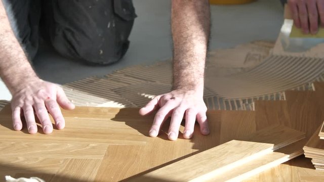       Geb&auml;ude und Architektur > Parkett verlegen in Wohnung bei Renovierung   Parkett verlegen in Wohnung bei Renovierung. Fischgr&auml;t parkett Video 4k